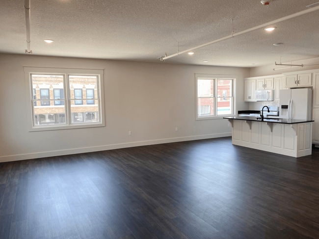 906 S Main St, Unit Front Apartment in Joplin, MO - Foto de edificio - Building Photo