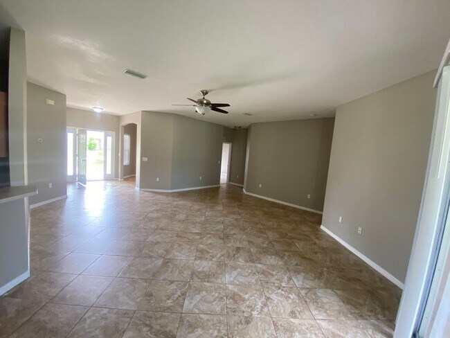 83 N Lakewalk Dr in Palm Coast, FL - Foto de edificio - Building Photo