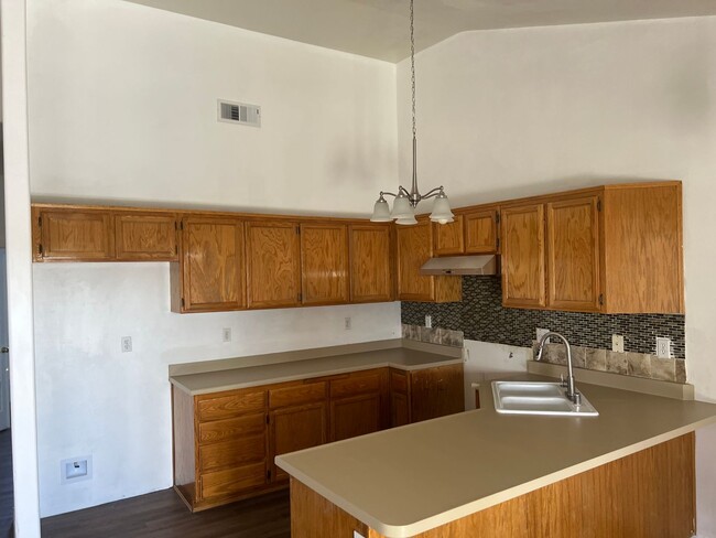 608 Isla Bonita St in Bakersfield, CA - Building Photo - Building Photo
