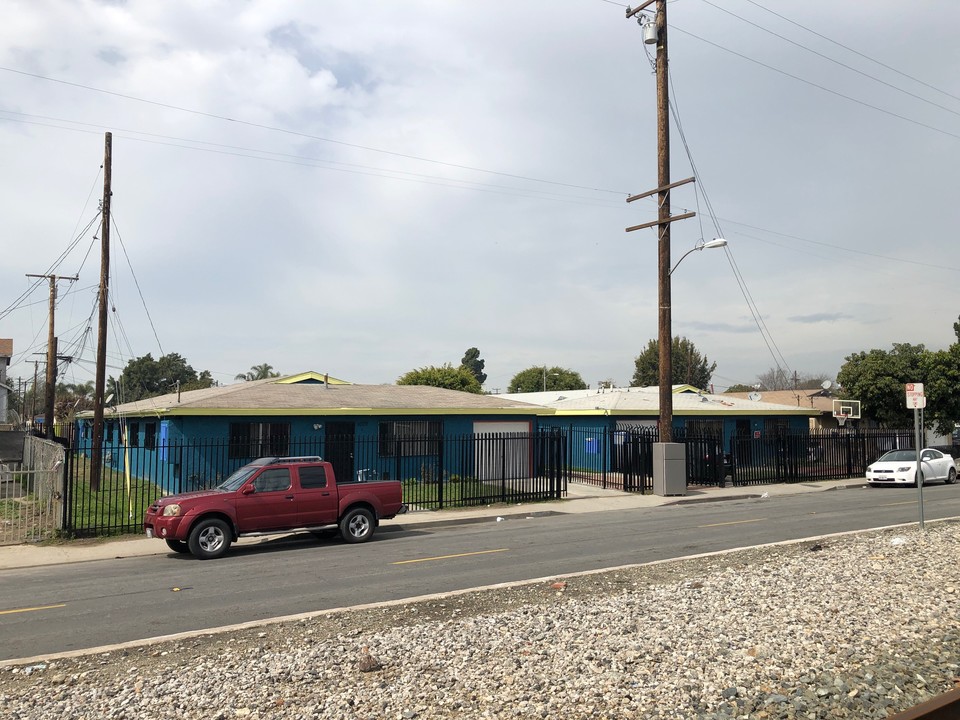 1005-1009 S Willowbrook Ave in Compton, CA - Building Photo