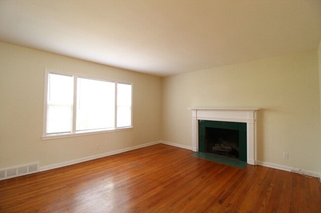 5737 Dearborn St in Mission, KS - Building Photo - Building Photo