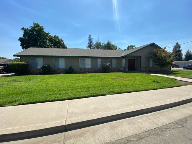 400 Sequoia Dr in Exeter, CA - Building Photo - Building Photo