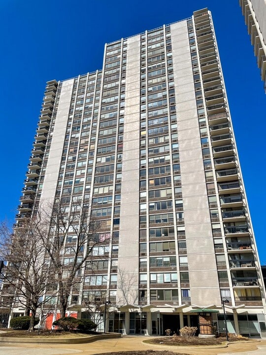 1460 N Sandburg Ter, Unit 1705 in Chicago, IL - Foto de edificio