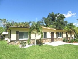 1110 Coral Ridge Dr in Punta Gorda, FL - Building Photo