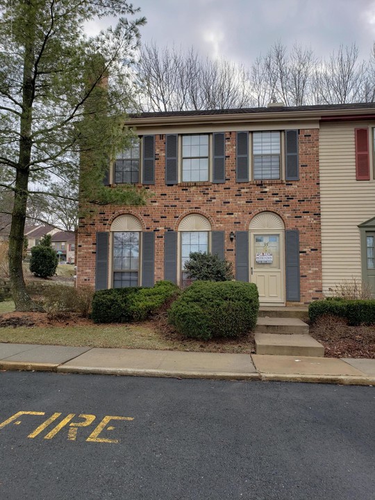 35 Winchester Ct in Matawan, NJ - Building Photo