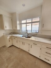 17620 Burbank Blvd in Los Angeles, CA - Building Photo - Building Photo
