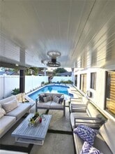 8122 NW 187th Ter in Hialeah, FL - Foto de edificio - Building Photo