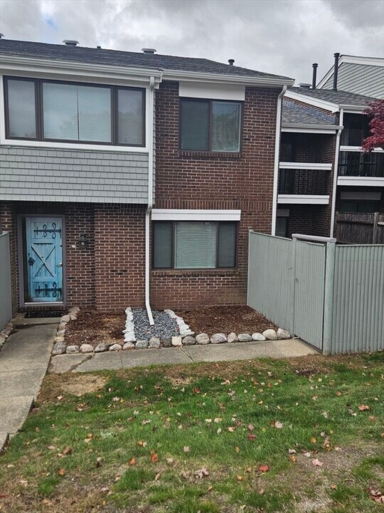 19 Meadowood Dr in Stoughton, MA - Building Photo