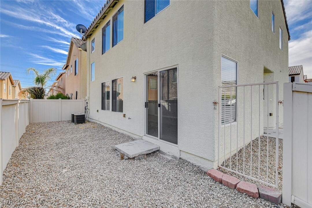 5618 Moccasin Point St in Las Vegas, NV - Building Photo