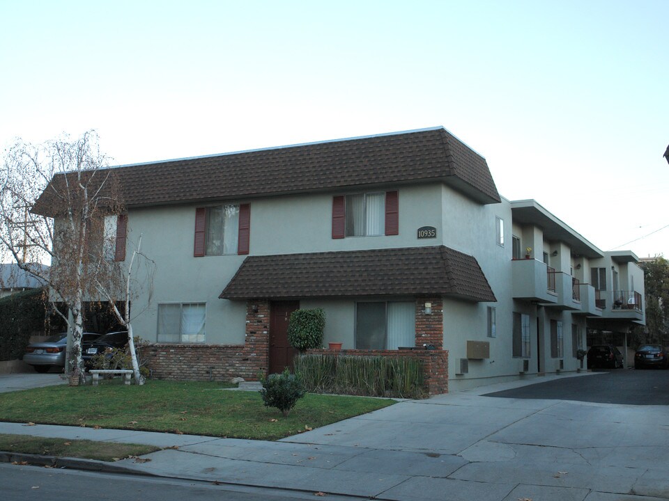 10935 Peachgrove St in North Hollywood, CA - Building Photo