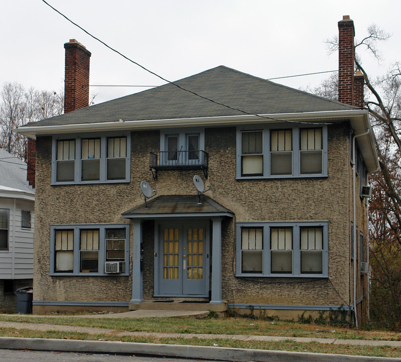 2046 Highland Ave in Cincinnati, OH - Building Photo