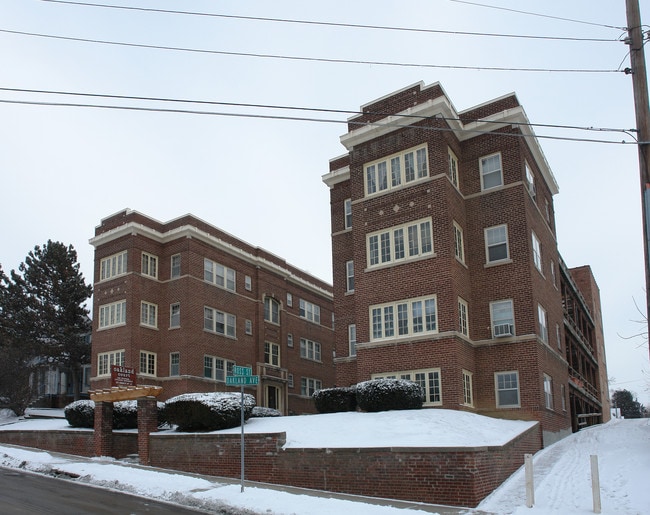 Oakland Apartments in Council Bluffs, IA - Building Photo - Building Photo