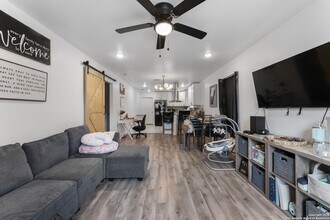 928 Hedges St in San Antonio, TX - Building Photo - Building Photo