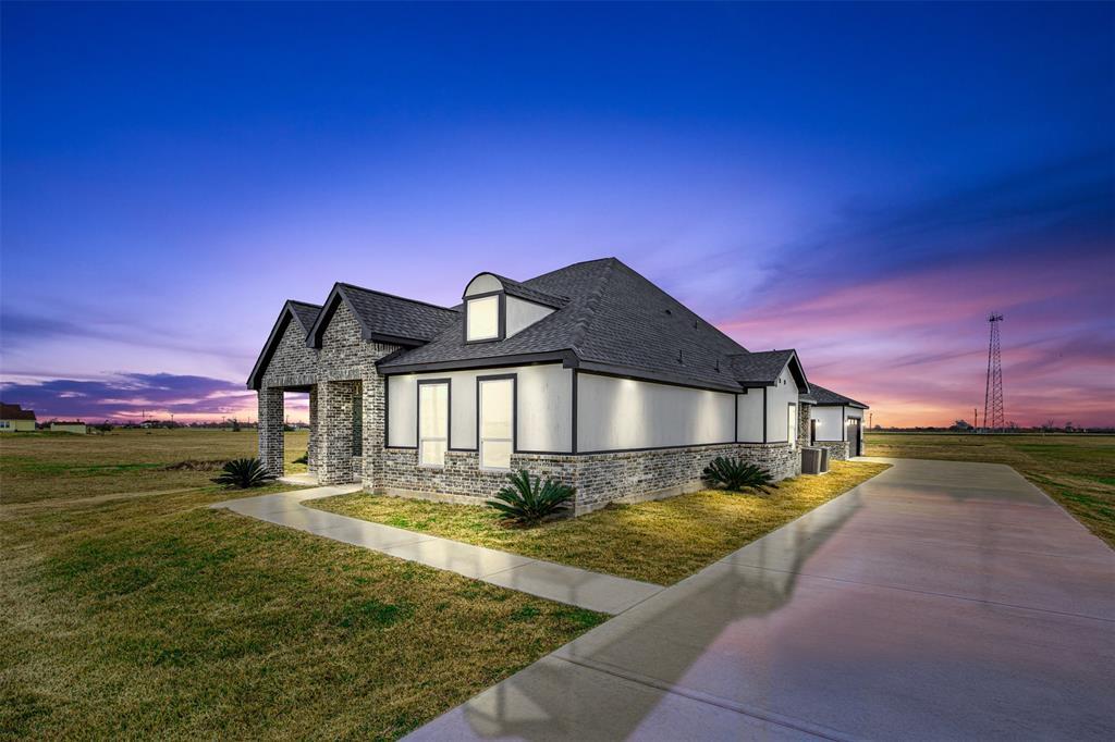 395 Brahman Trail in Angleton, TX - Building Photo