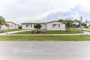 8501 NW 184th St in Hialeah, FL - Building Photo