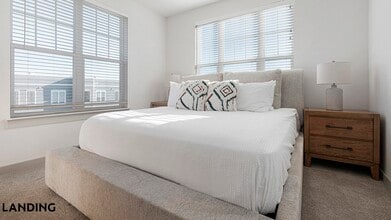 340 W 25th St, Unit 1-302 in Charlotte, NC - Foto de edificio - Building Photo