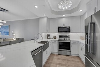 420 Cove Tower Dr in Naples, FL - Building Photo - Building Photo