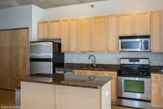 321 S Sangamon St, Unit 408 in Chicago, IL - Foto de edificio - Building Photo