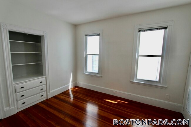 299 Lexington St, Unit 3 in Boston, MA - Foto de edificio - Building Photo