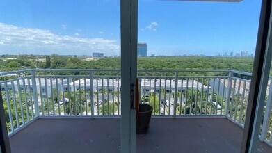2450 NE 135th St in North Miami, FL - Foto de edificio - Building Photo
