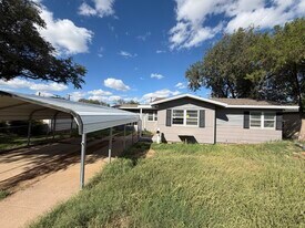 1916 61st St, Unit Unit B in Lubbock, TX - Building Photo