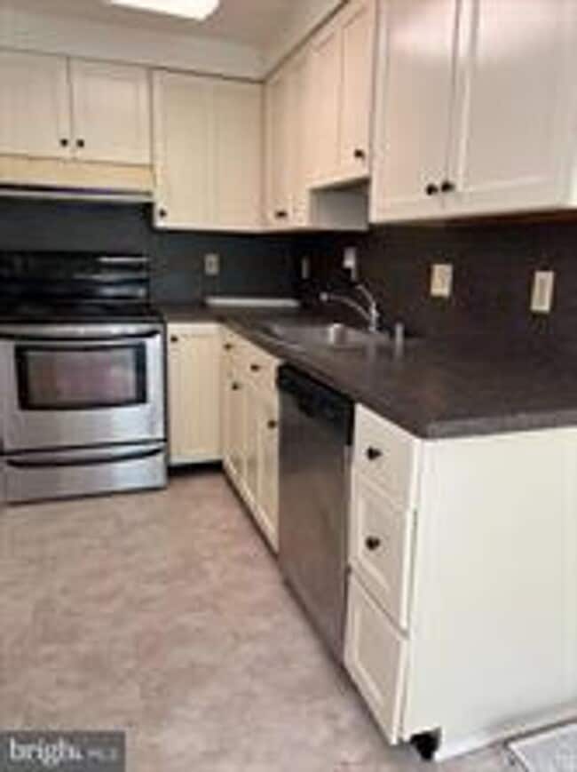 9765 Hellingly Pl in Montgomery Village, MD - Foto de edificio - Building Photo