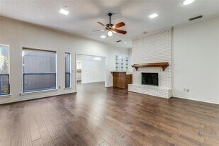 7087 Regalview Cir in Dallas, TX - Building Photo