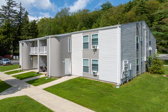 Emerald Pond Estates in Ellenville, NY - Foto de edificio - Building Photo