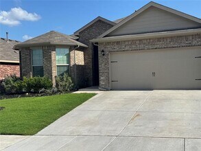 9641 Cherryville Rd in Fort Worth, TX - Foto de edificio - Building Photo