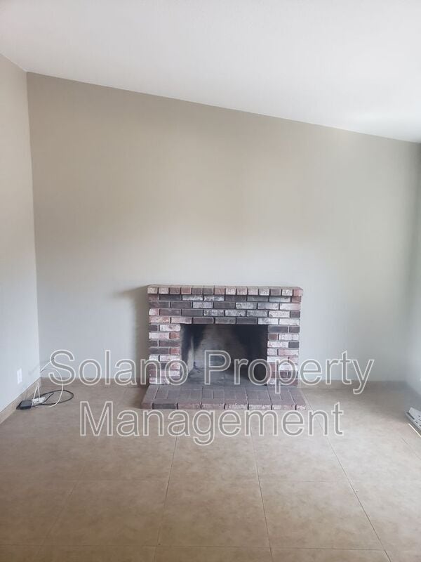 340 Colonial Cir in Vacaville, CA - Building Photo - Building Photo