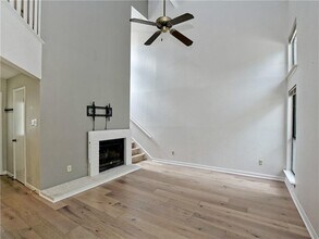 2001 Parker Ln in Austin, TX - Foto de edificio - Building Photo