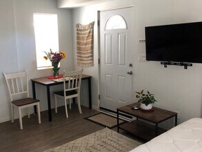 22039 Gilmore St, Unit 22039 in Woodland Hills, CA - Building Photo - Building Photo