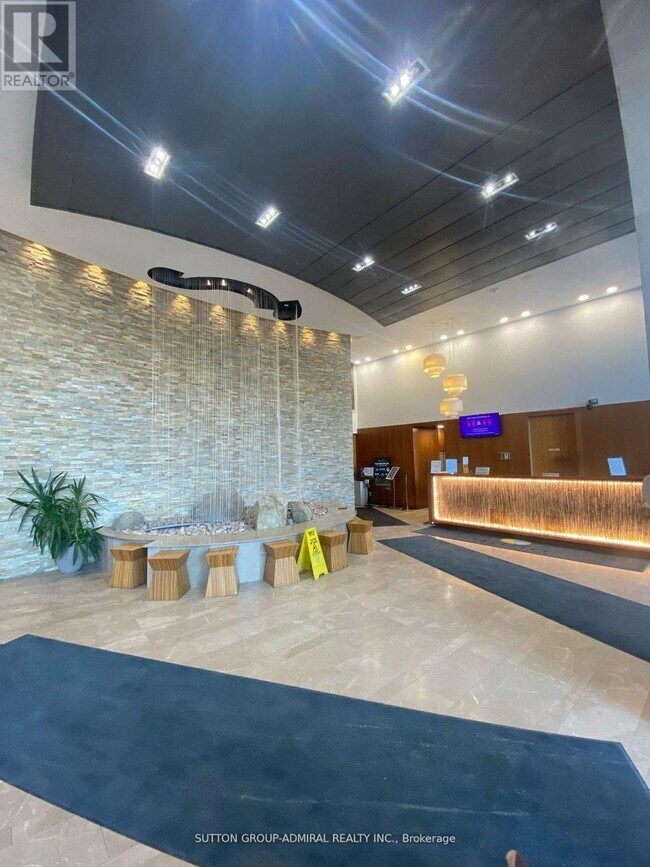 225 Webb Dr in Mississauga, ON - Building Photo - Building Photo