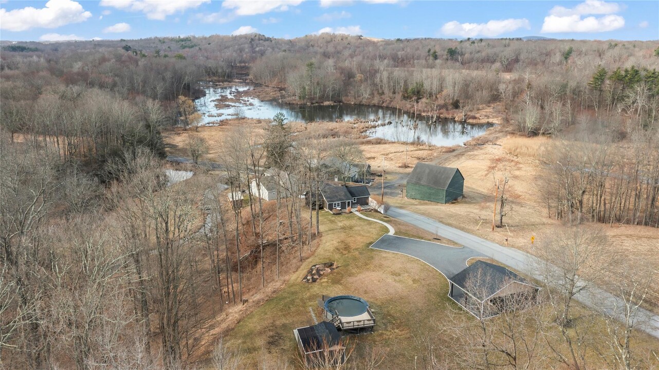 177 White Schoolhouse Rd in Rhinebeck, NY - Building Photo