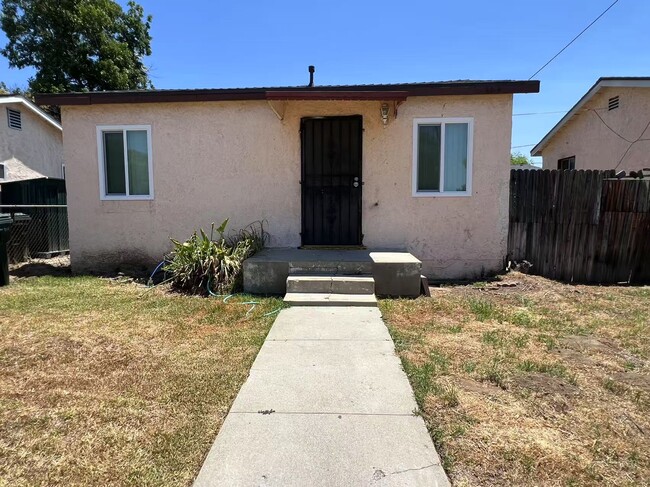 764 S White Ave in Pomona, CA - Foto de edificio - Building Photo