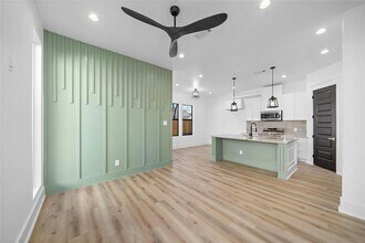 518 Clinton St in Conroe, TX - Foto de edificio - Building Photo