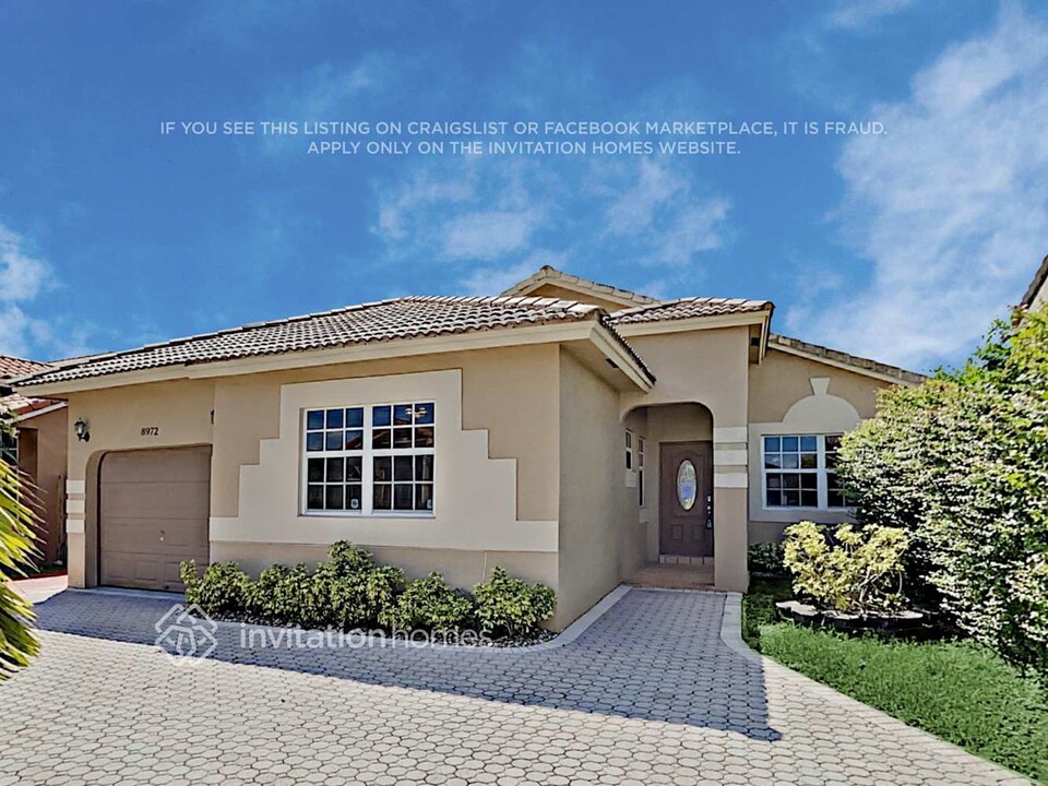 8972 NW 148th St in Hialeah, FL - Building Photo