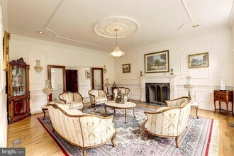 914 Helga Pl in McLean, VA - Building Photo - Building Photo