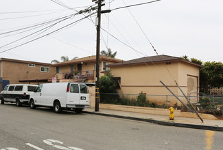 235 S Weitzel St in Oceanside, CA - Foto de edificio - Building Photo