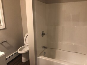 69 Hampshire St, Unit 3 in Auburn, ME - Building Photo - Building Photo