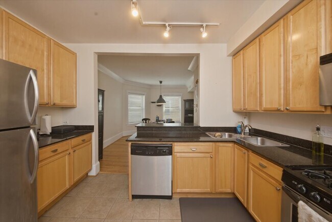 1849 W Greenleaf Ave, Unit 2N in Chicago, IL - Building Photo - Building Photo