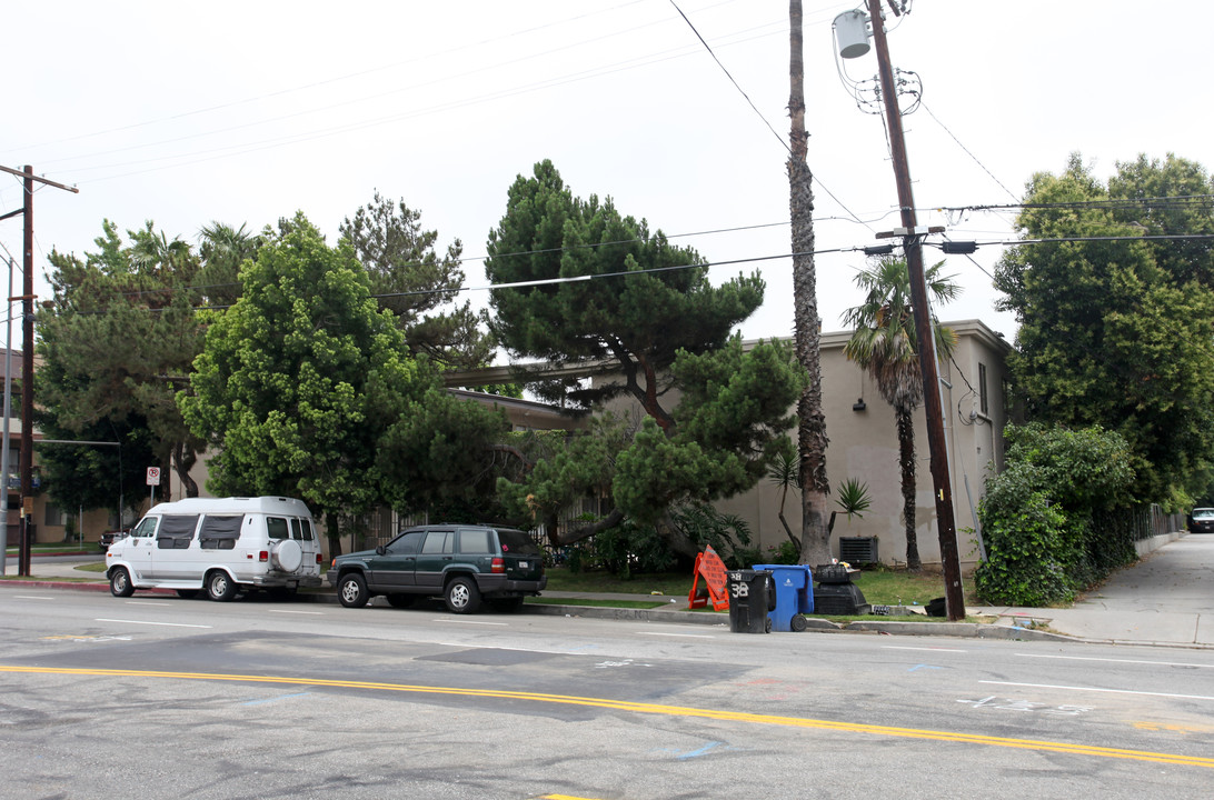 6548 Woodley Ave in Van Nuys, CA - Building Photo