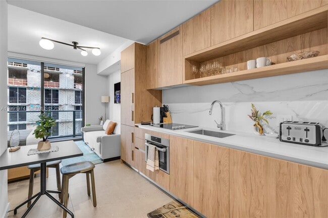 11 NE 6th St in Miami, FL - Building Photo - Building Photo