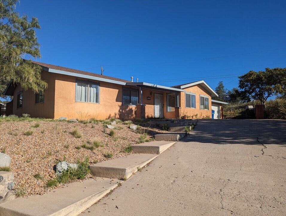 834 W Hester St in Silver City, NM - Foto de edificio