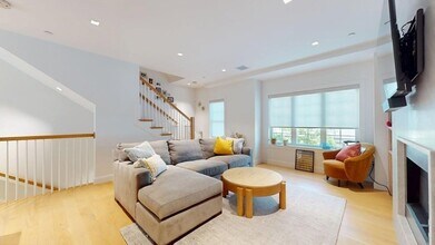 29 Crowninshield Rd, Unit 17 in Brookline, MA - Foto de edificio - Building Photo