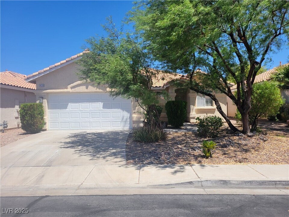 1436 E Still Creek Ave in Henderson, NV - Foto de edificio