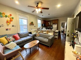 717 Parker St, Unit 1 Apartamentos