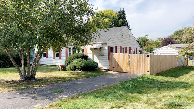 16 N Adams St in North Aurora, IL - Building Photo - Building Photo