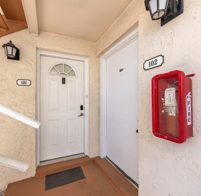 621 99th Ave N, Unit 102 in St. Petersburg, FL - Building Photo - Building Photo