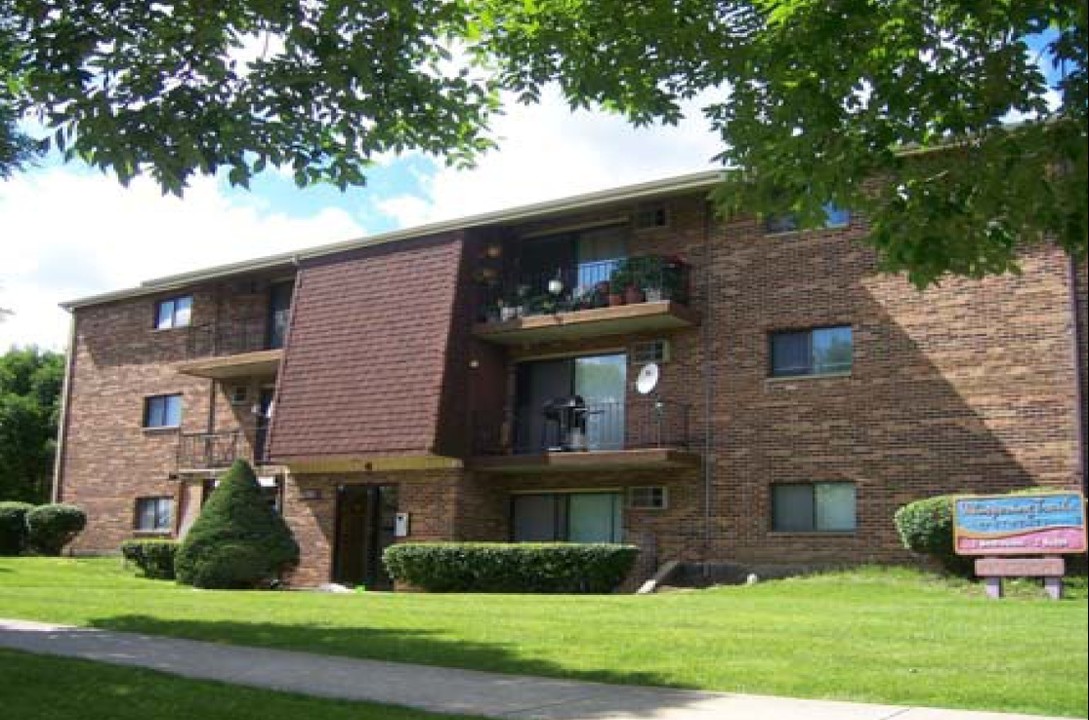 Whispering Trails Apartments in Naperville, IL - Building Photo